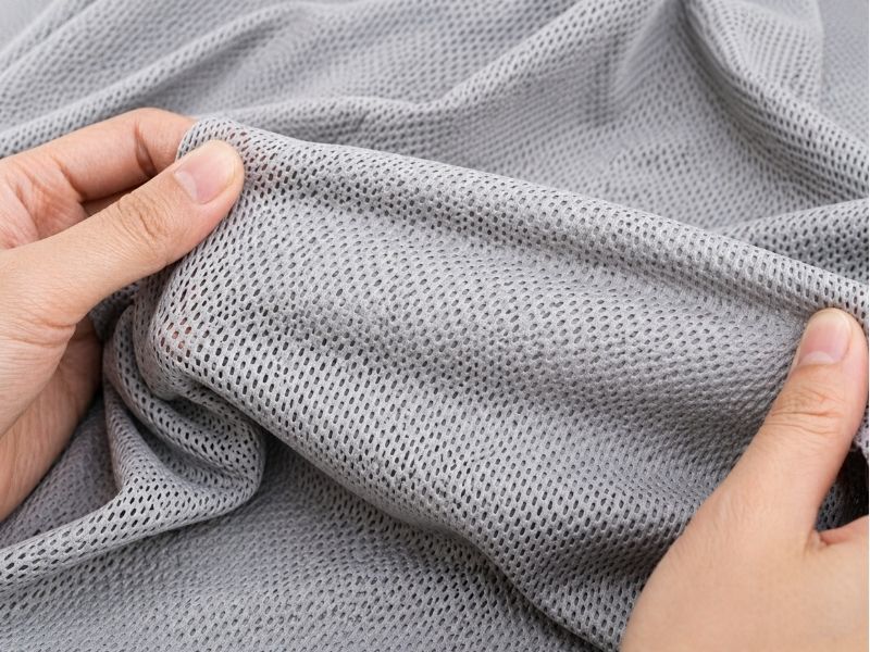 Cảm nhận độ trơn láng, mềm mại để chọn vải mesh chất lượng