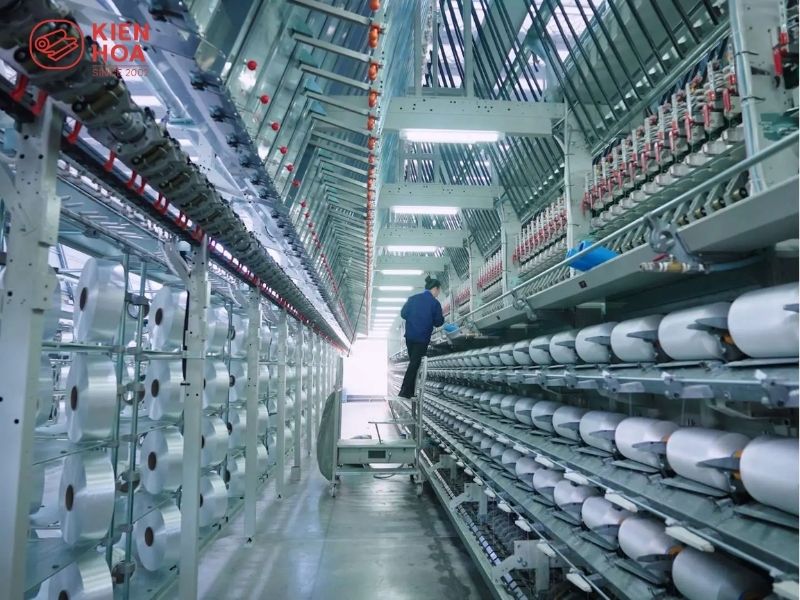 Kéo sợi và dệt vải polyester trong nhà máy
