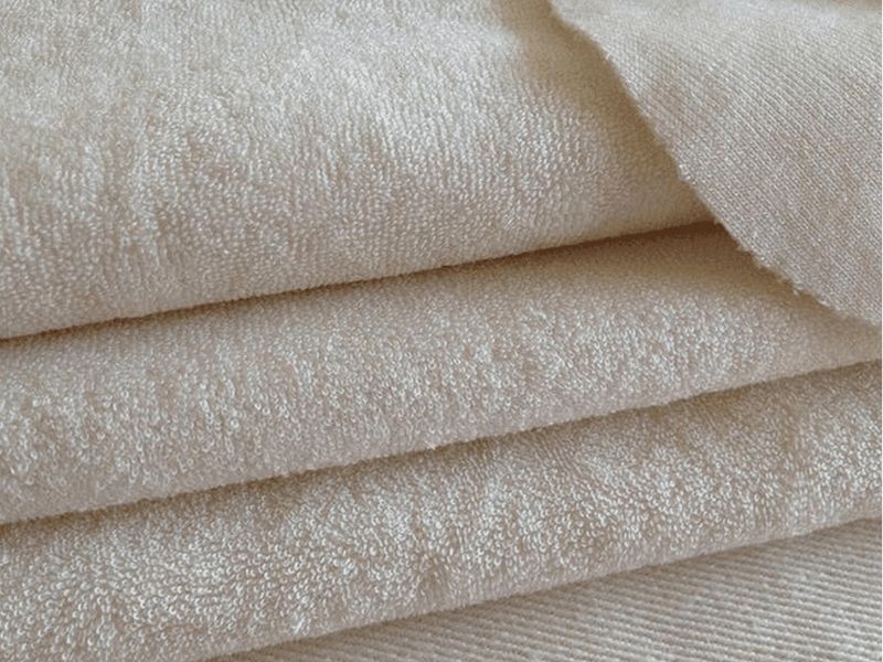 Vải bamboo mềm mịn, tạo cảm giác mát nhẹ trên da và phù hợp với thời tiết nóng ẩm