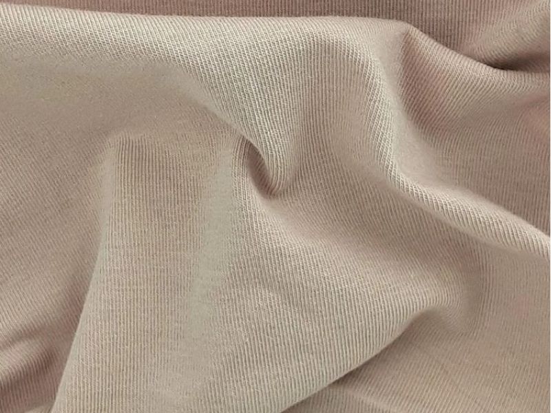 Vải jersey co giãn tự nhiên, mềm nhẹ và thường được dùng trong áo thun mùa hè