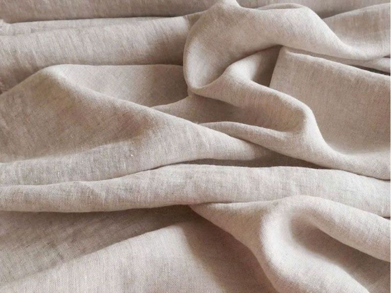 Vải linen có bề mặt tự nhiên, nhẹ và thoáng khí, thường được ưu tiên trong trang phục mùa hè
