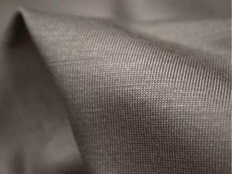 Rayon có bề mặt mềm rũ, trọng lượng nhẹ và tạo cảm giác thoáng mát trong trang phục hè