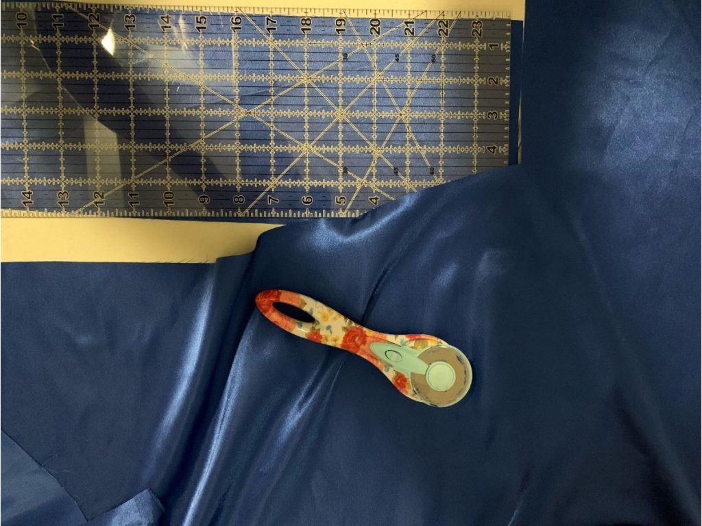 Vải satin khó xử lý may cắt