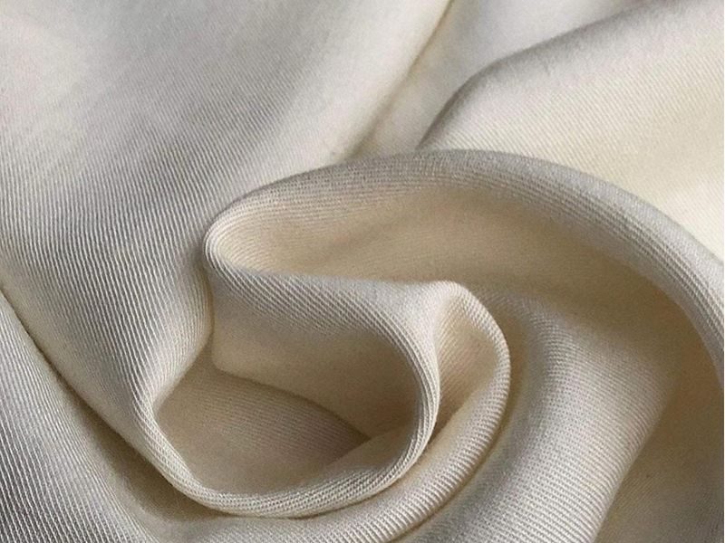 Tencel có bề mặt mượt, độ rũ tự nhiên và khả năng thoát ẩm tốt khi mặc